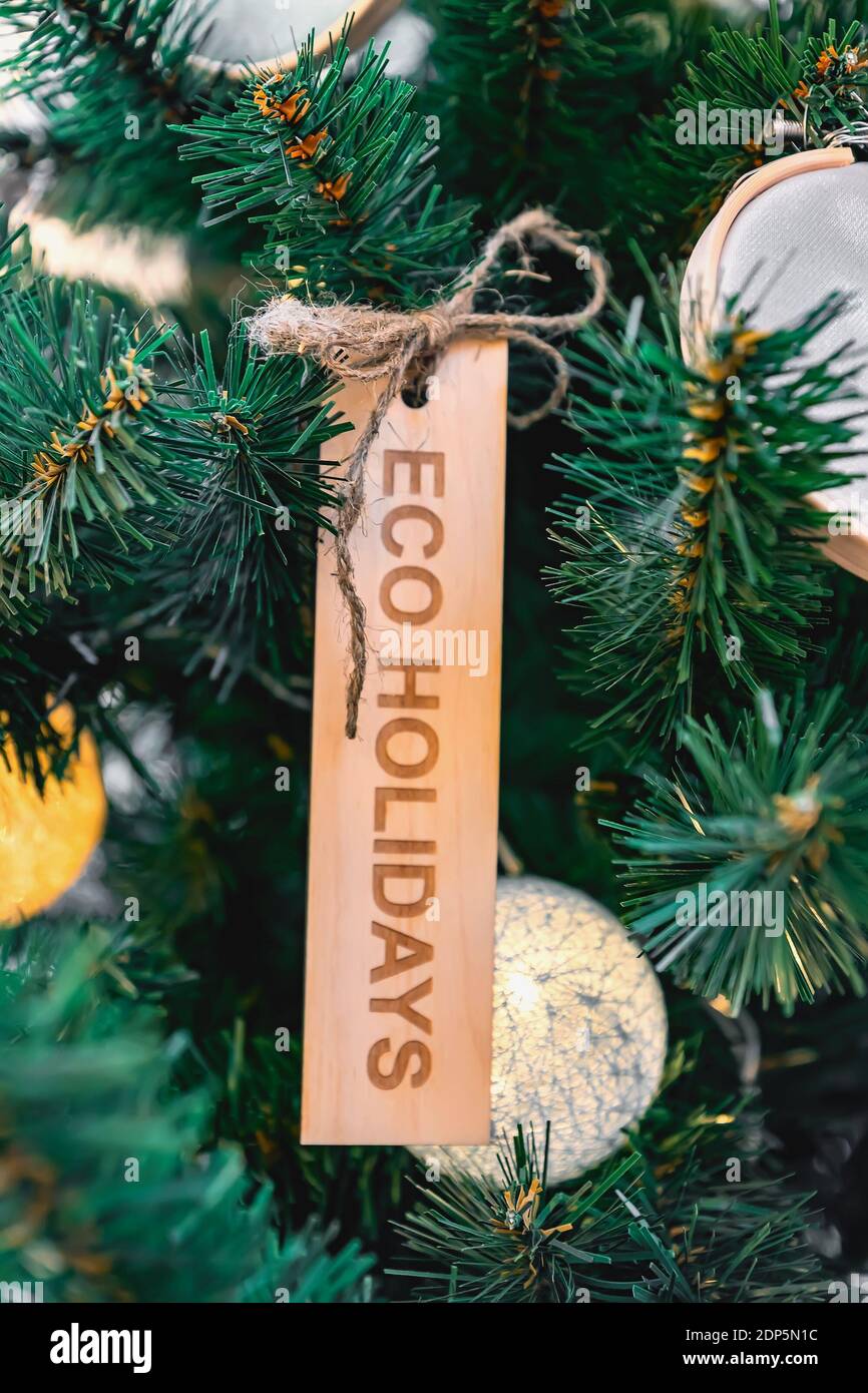 Zero Waste umweltfreundliche weihnachtsbaum mit Holzspielzeug und Text Öko-Urlaub. Umweltkonzept. Stockfoto