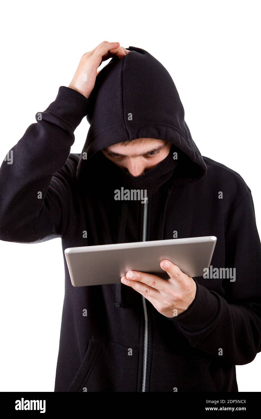 Troubled Hacker mit einem Tablet-Computer auf dem weißen Hintergrund Stockfoto