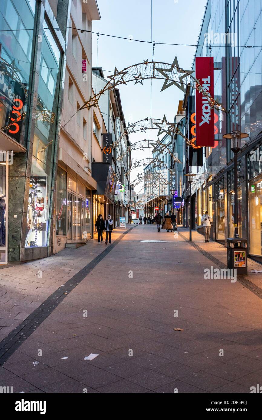 Essener Innenstadt nach der Sperre in der Coronakrise - Fußgängerzone Limbecker Straße Stockfoto