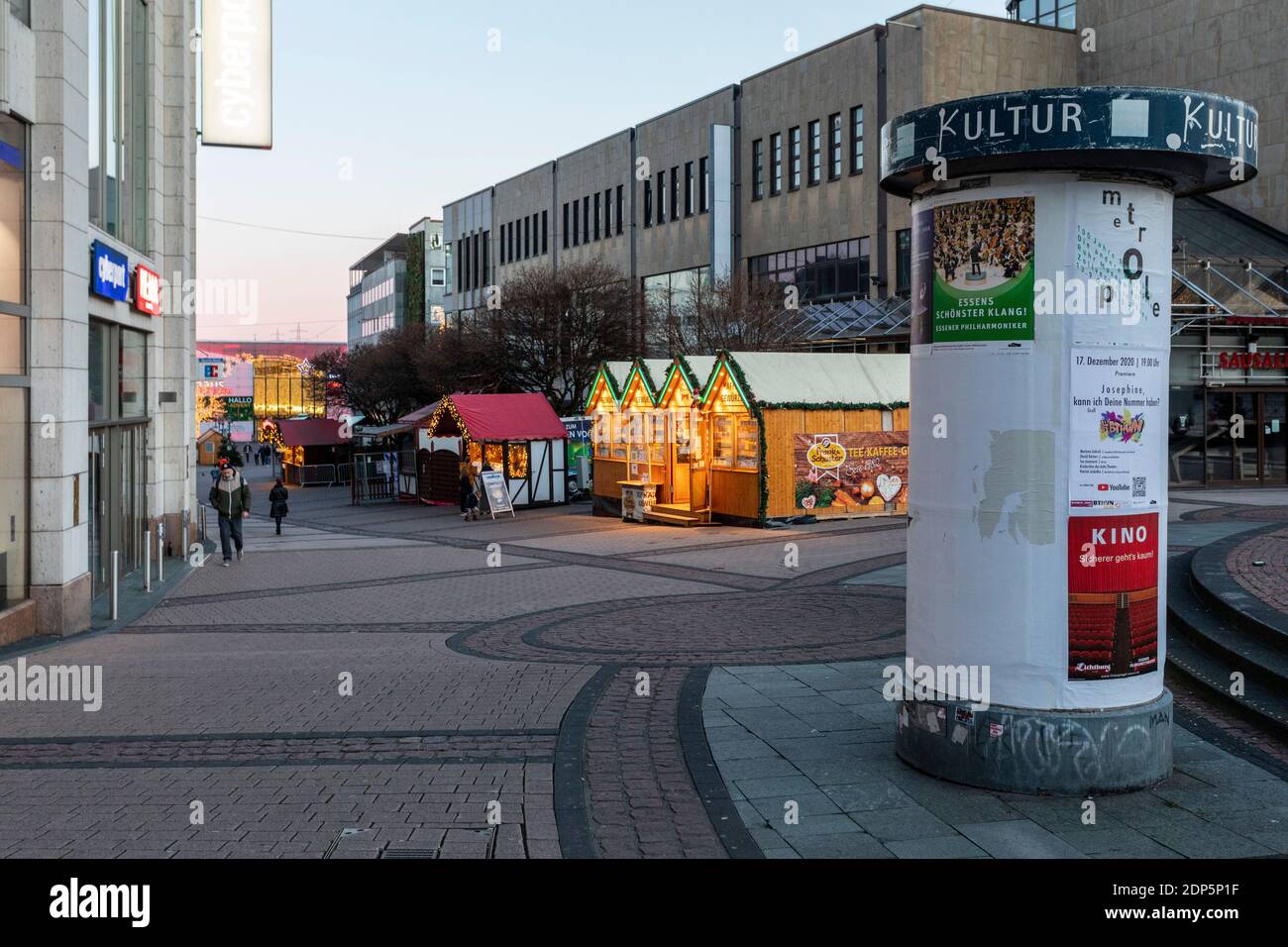 Essener Innenstadt nach der Sperre in der Corona-Krise - Fußgängerzone am Kennedyplatz, mit dem reduzierten Weihnachtsmarkt Stockfoto