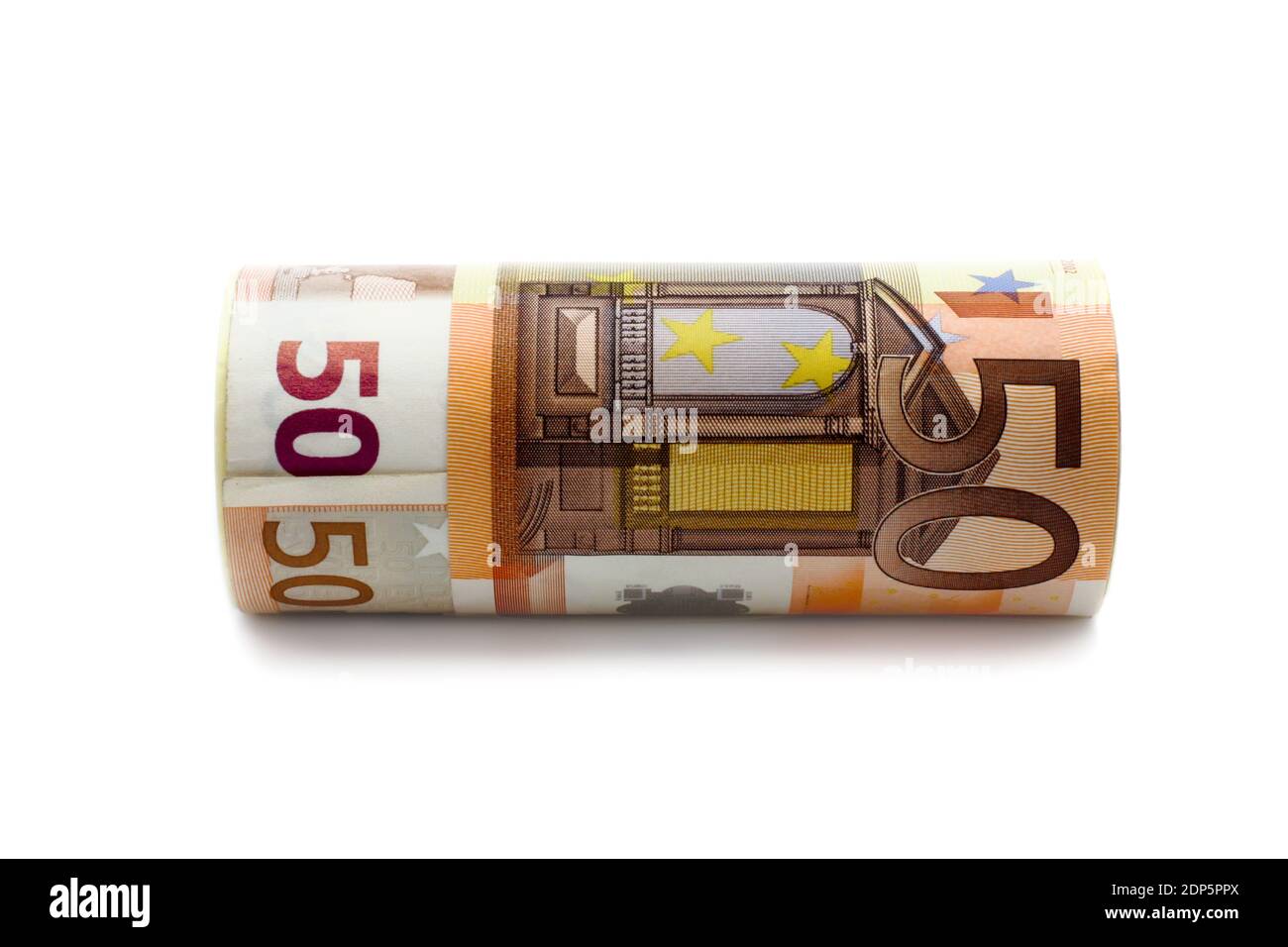 Geld im Wert von 50 Euro rollte auf weißem Hintergrund Stockfoto
