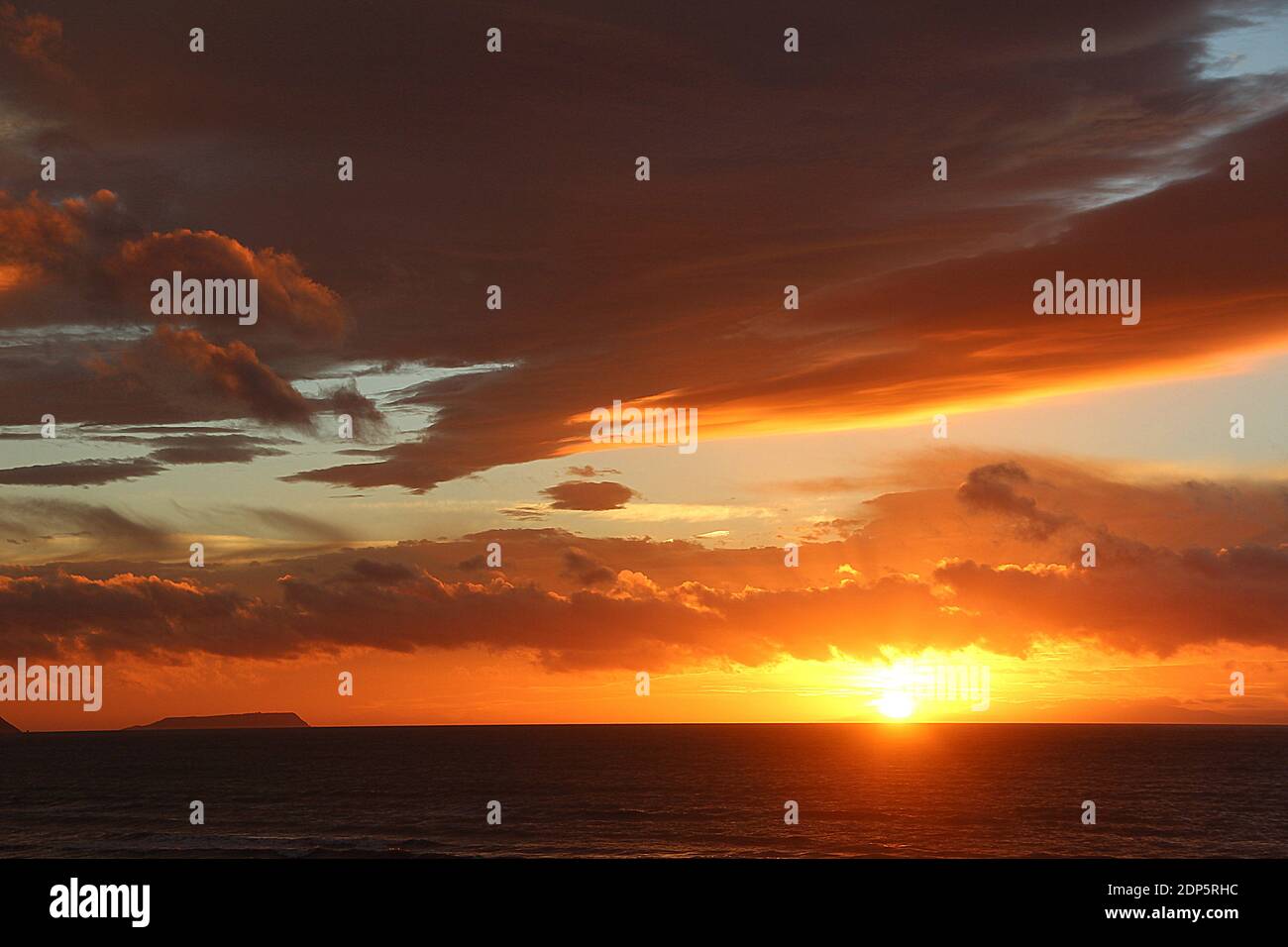 Dezember Sonnenuntergang über der Cook Strait, Neuseeland Stockfoto