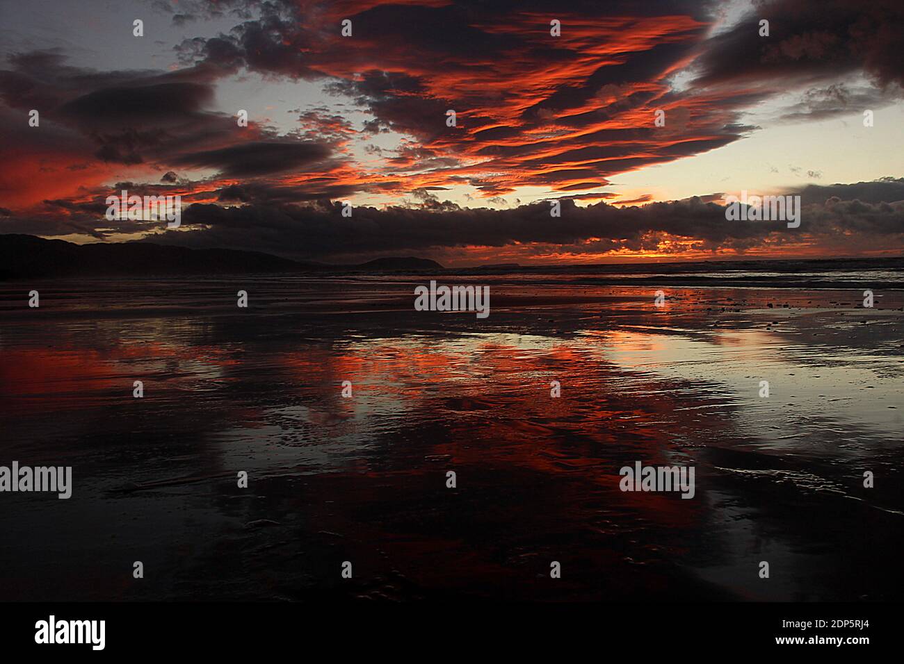 Dezember Sonnenuntergang über der Cook Strait, Neuseeland Stockfoto
