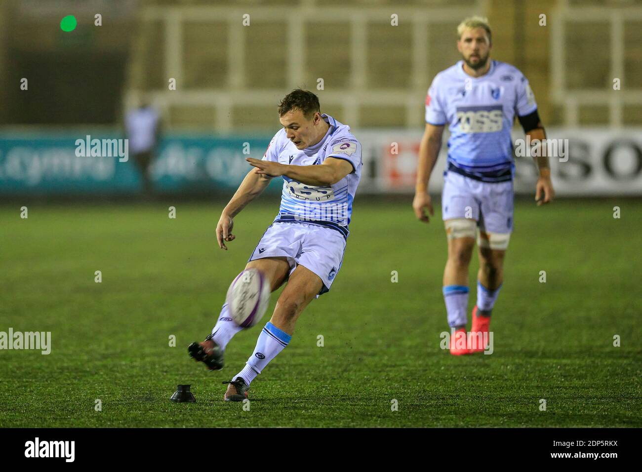 Jarrod Evans von Cardiff Blues schlägt eine Strafe Stockfoto