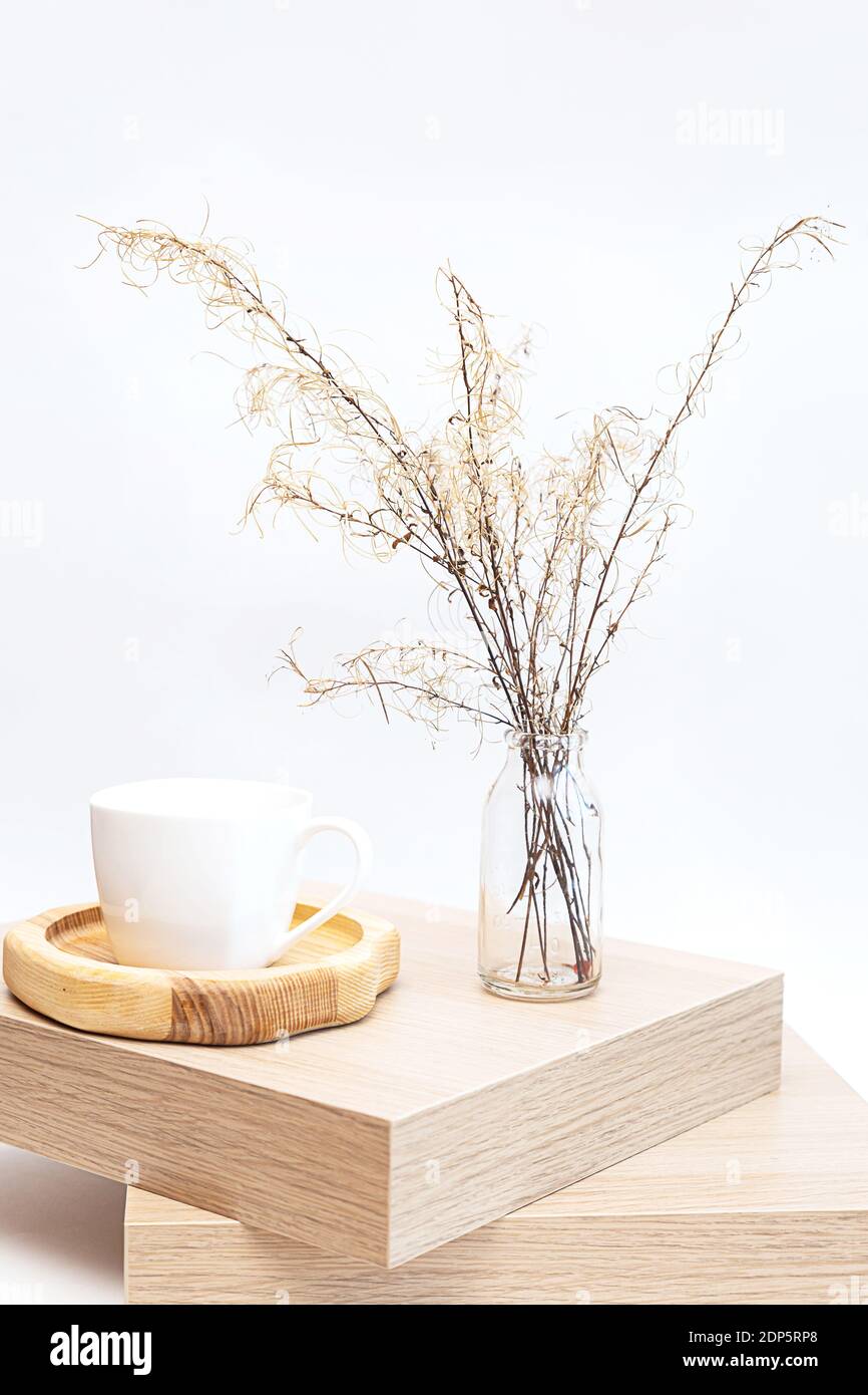 Pampas Gras in Glas Vase auf Holztisch in der Nähe weiß Wand Stockfoto