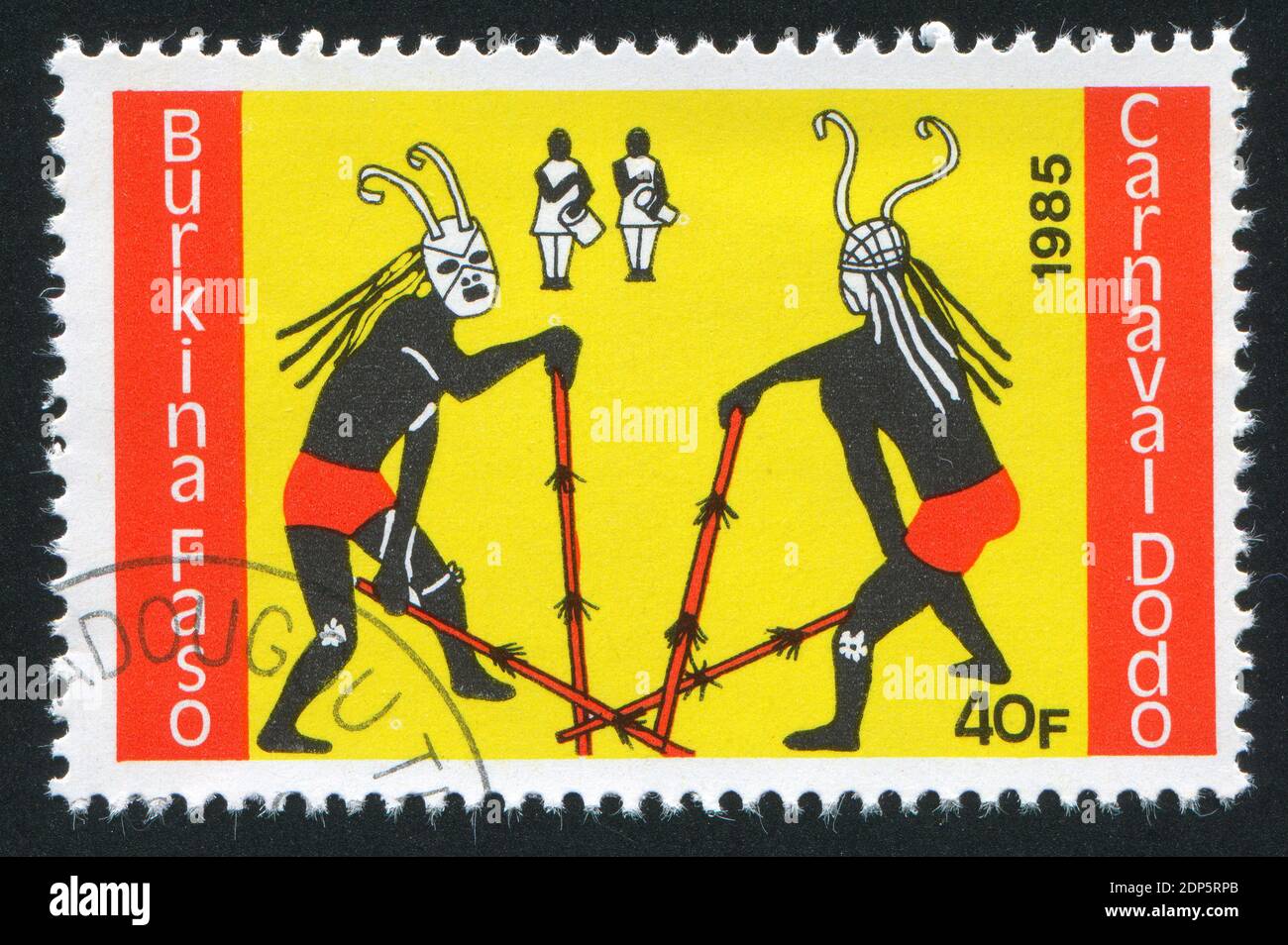 BURKINA FASO - UM 1985: Briefmarke gedruckt von Burkina Faso, zeigt zwei Tänzer, um 1985 Stockfoto