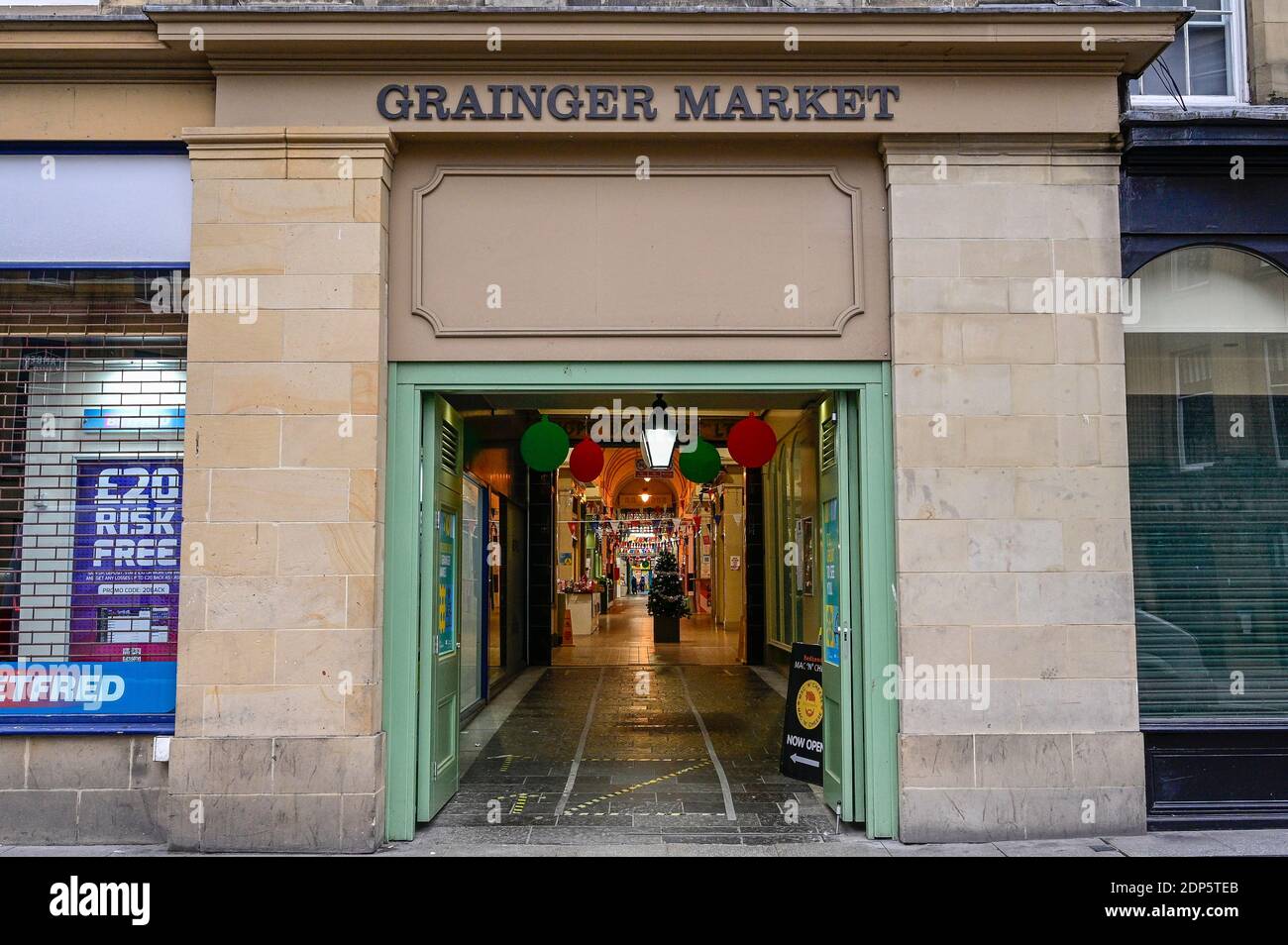 Grainger Market, in der Grainger Street, Newcastle upon Tyne, ist trotz der festlichen Besatz am Black Friday wegen National Lockdown sehr ruhig Stockfoto
