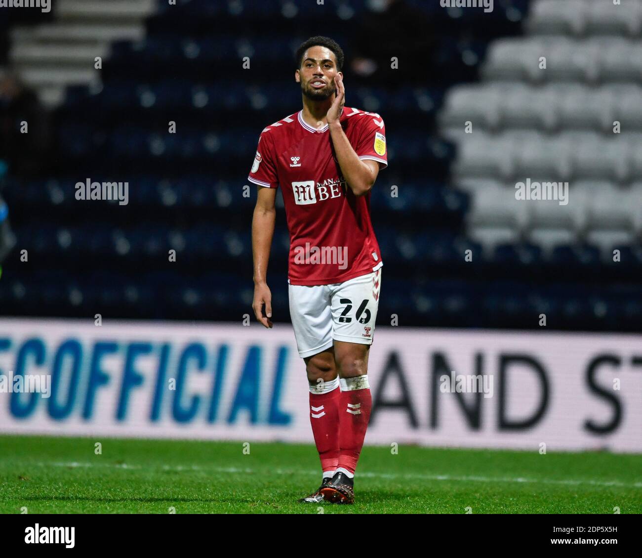 ZAK Vyner #26 von Bristol City will Anweisungen geben An seine Teamkollegen Stockfoto