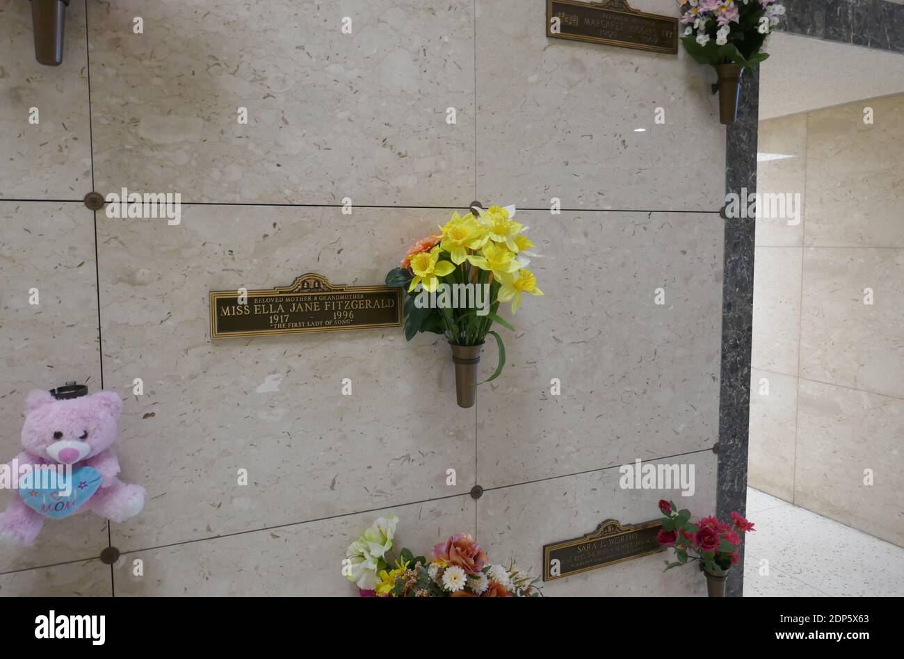 Inglewood, Kalifornien, USA 18. Dezember 2020 EIN allgemeiner Blick auf die Atmosphäre des Grabes der Sängerin Ella Fitzgerald im Sunset Mission Mausoleum auf dem Inglewood Park Cemetery am 18. Dezember 2020 in Inglewood, Kalifornien, USA. Foto von Barry King/Alamy Stockfoto Stockfoto