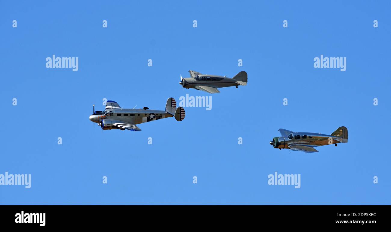 Fliegen Sie vorbei an 2 Spartan Executives und einem Beech 3TM (Modell 18) Flugzeug mit blauem Himmel Hintergrund. Stockfoto