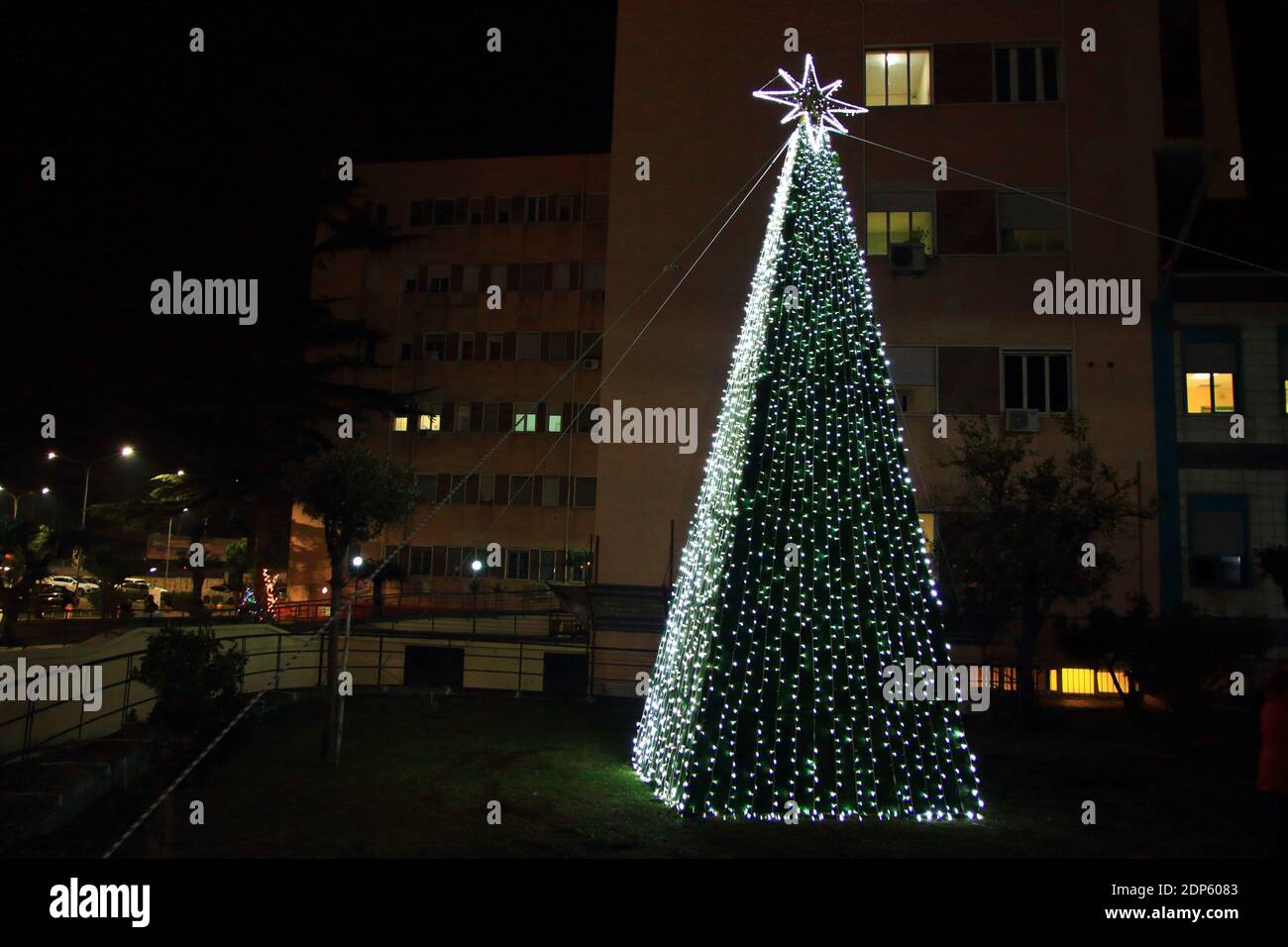 Die freiwillige Vereinigung Koru in der Gemeinde Pagani tätig , in Absprache mit den Gesundheitsmanagern des Zivilkrankenhauses Andrea Tortora und dem Bürgermeister der Gemeinde Pagani , Haben am Eingang des Stadtkrankenhauses einen Weihnachtsbaum sichtbar installiert, sobald Sie eingeben.EIN Licht der Hoffnung für alle, die in dieser Zeit der Weihnachten leiden und ein Weg, um alle Mitarbeiter des Gesundheitswesens, Ärzte und Krankenschwestern zu danken, Für die außerordentliche Arbeit, die sie in dieser schwierigen Zeit von Covid-19 für die Gemeinschaft leisten (Foto: Pasquale Senatore / Pacific Press) Stockfoto