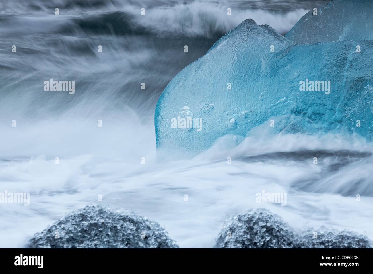 Eisblöcke in Wellen am Diamond Beach, Jökulsárlón, Austurland, Island, Nordeuropa Stockfoto