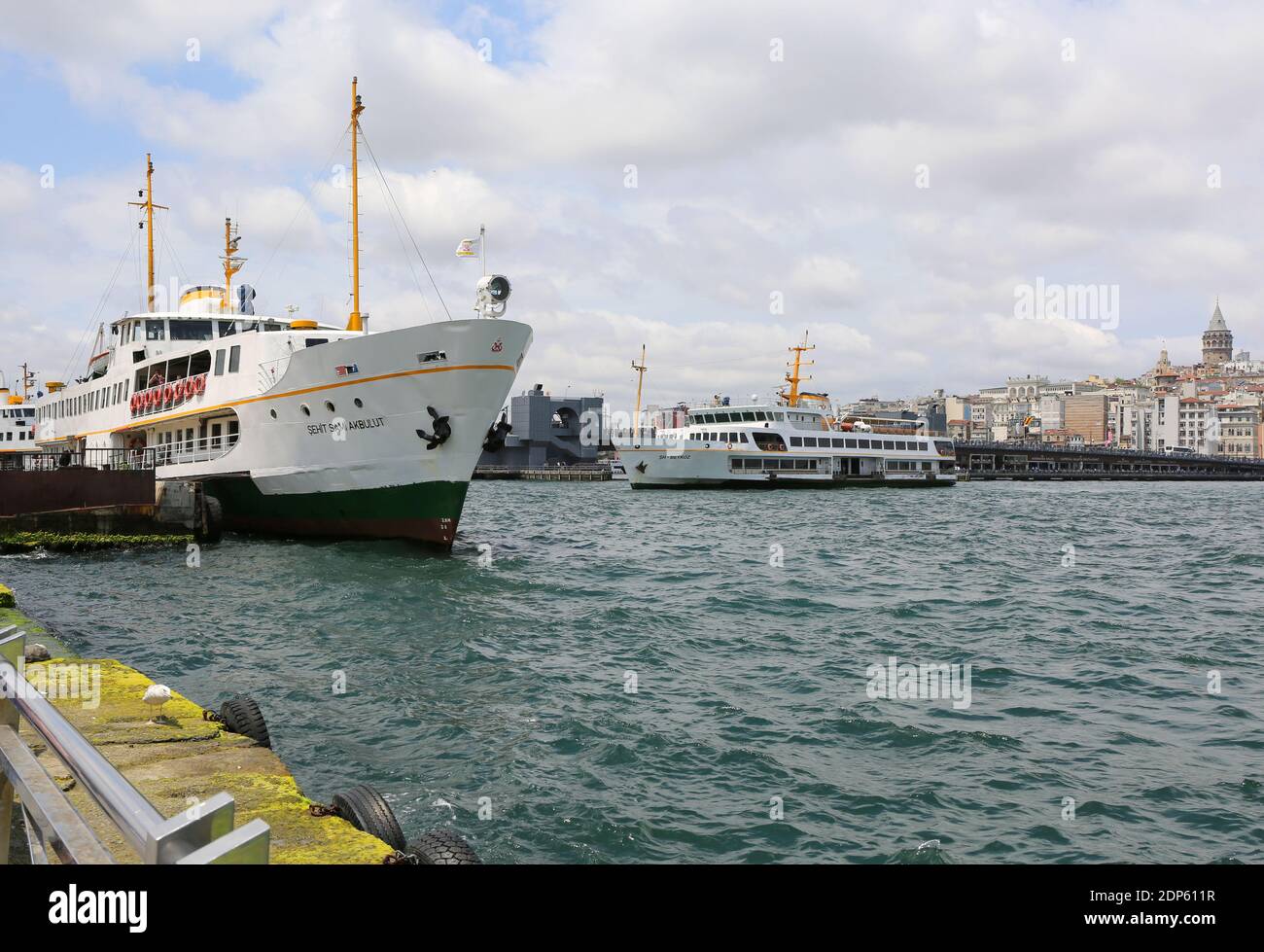 ISTANBUL, TÜRKEI-JUNI 7:Turkish Passenger Ferries Reisen zwischen Karakoy und Eminonu.Juni 7,2015 in Istanbul, Türkei. Stockfoto