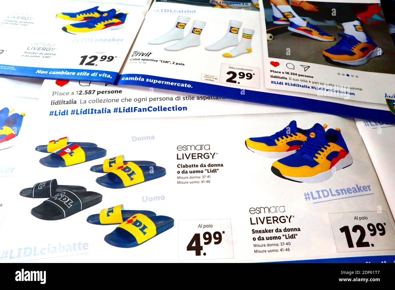 LIDL Supermarket-Kette wöchentlicher Anzeigenflyer für Limited Edition von  Sneakers, Flip-Flops, Socken und T-Shirts Stockfotografie - Alamy