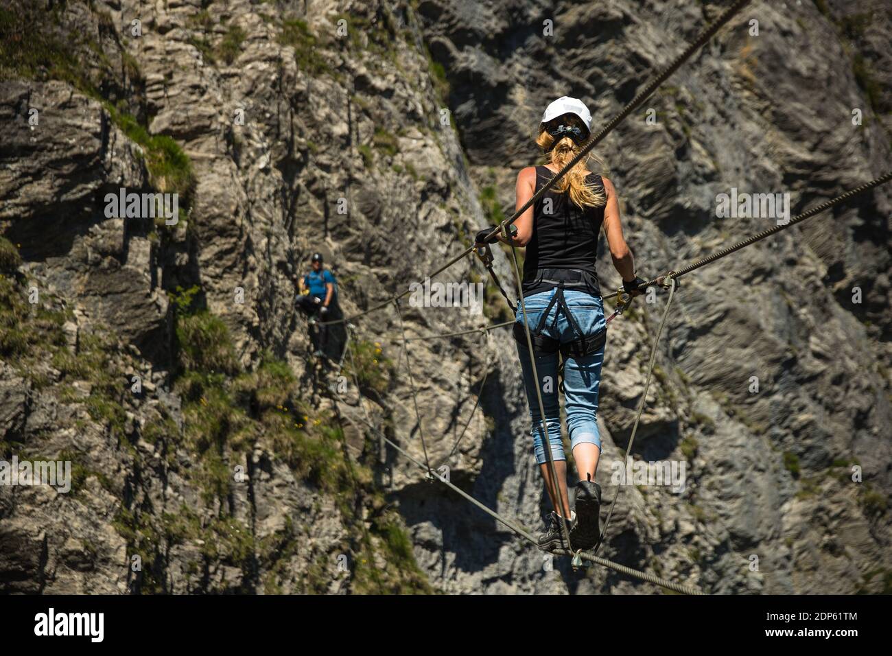 Kandersteg - tolles Urlaubsziel in den Schweizer Alpen, Schweiz. Pärchen  auf einem schönen Klettersteig Stockfotografie - Alamy