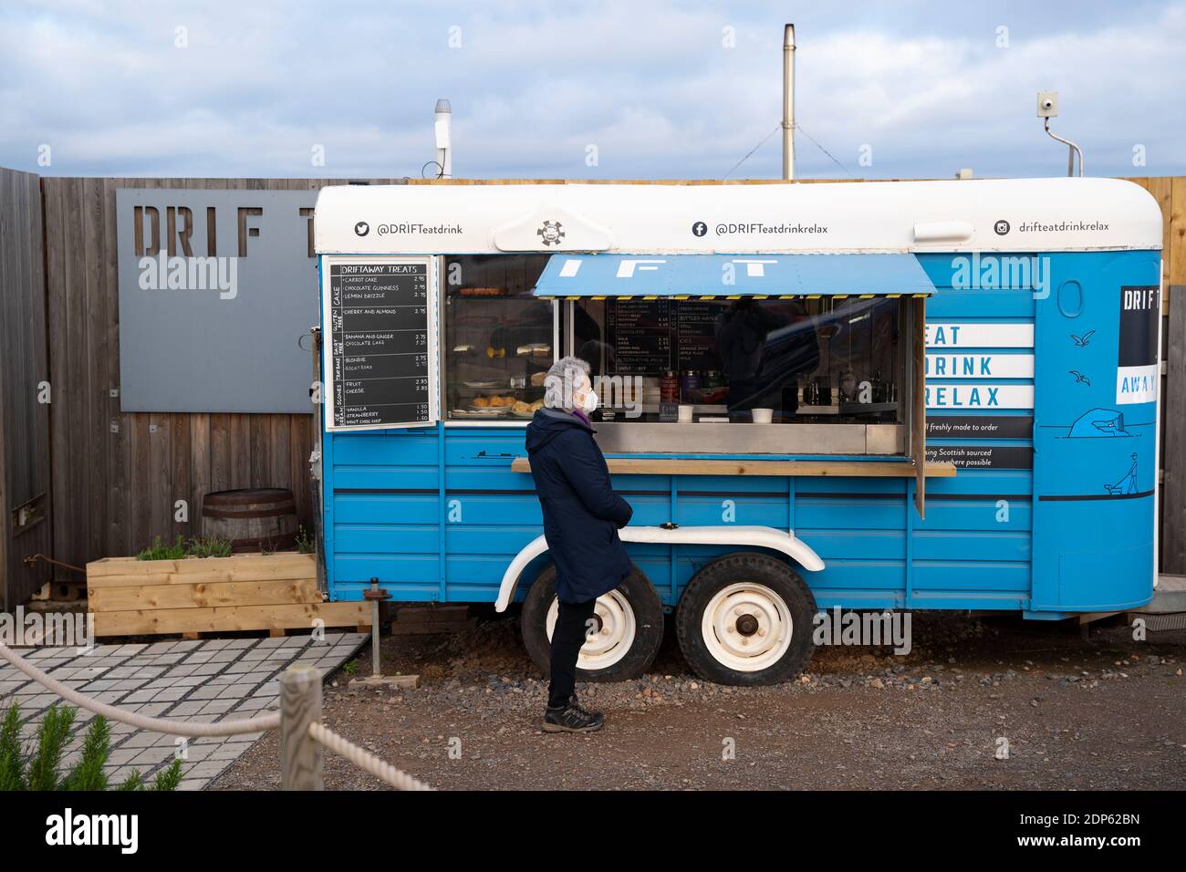 Anhänger, der Kaffee und Kuchen vor dem Drift Cafe in der Nähe von North Berwick in East Lothian, Schottland, Großbritannien verkauft Stockfoto