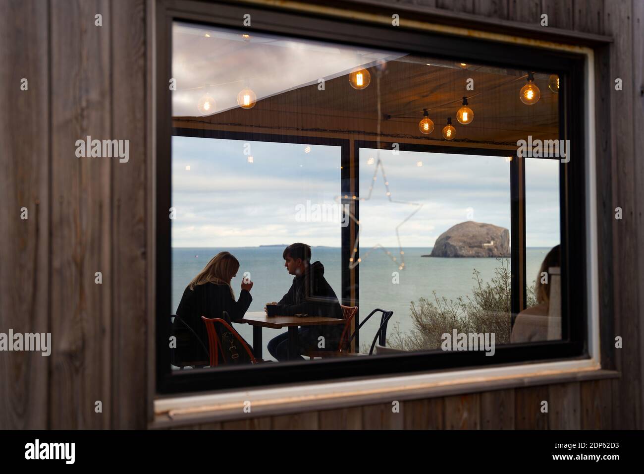 Drift Cafe mit Blick auf Bass Rock in der Nähe von North Berwick in East Lothian, Schottland, Großbritannien Stockfoto