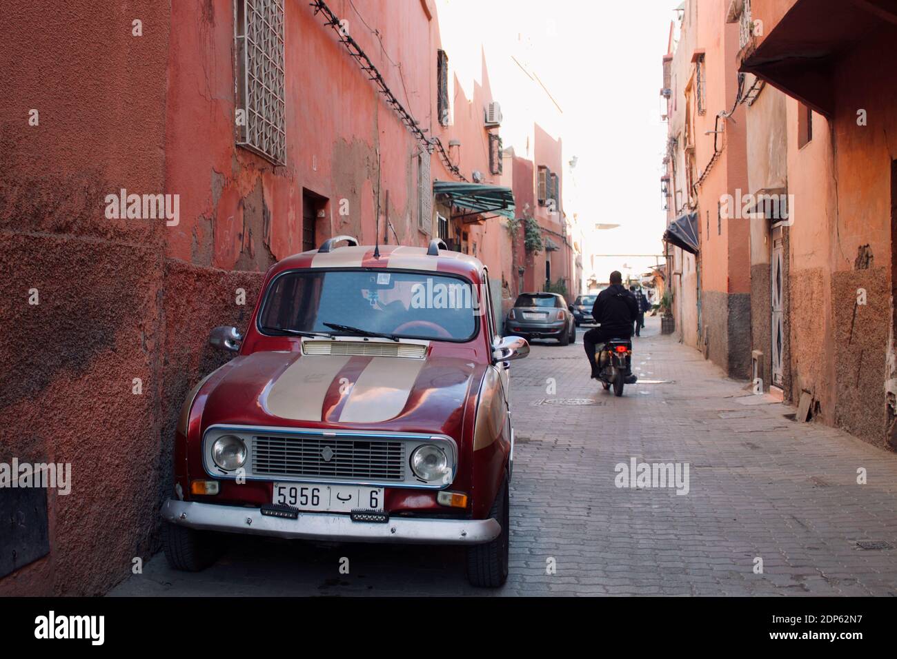 Marrakesch, Marokko - Februar 16 2020: Alltag in einer Straße von Marrakesch, altes Auto in Marokko Stockfoto