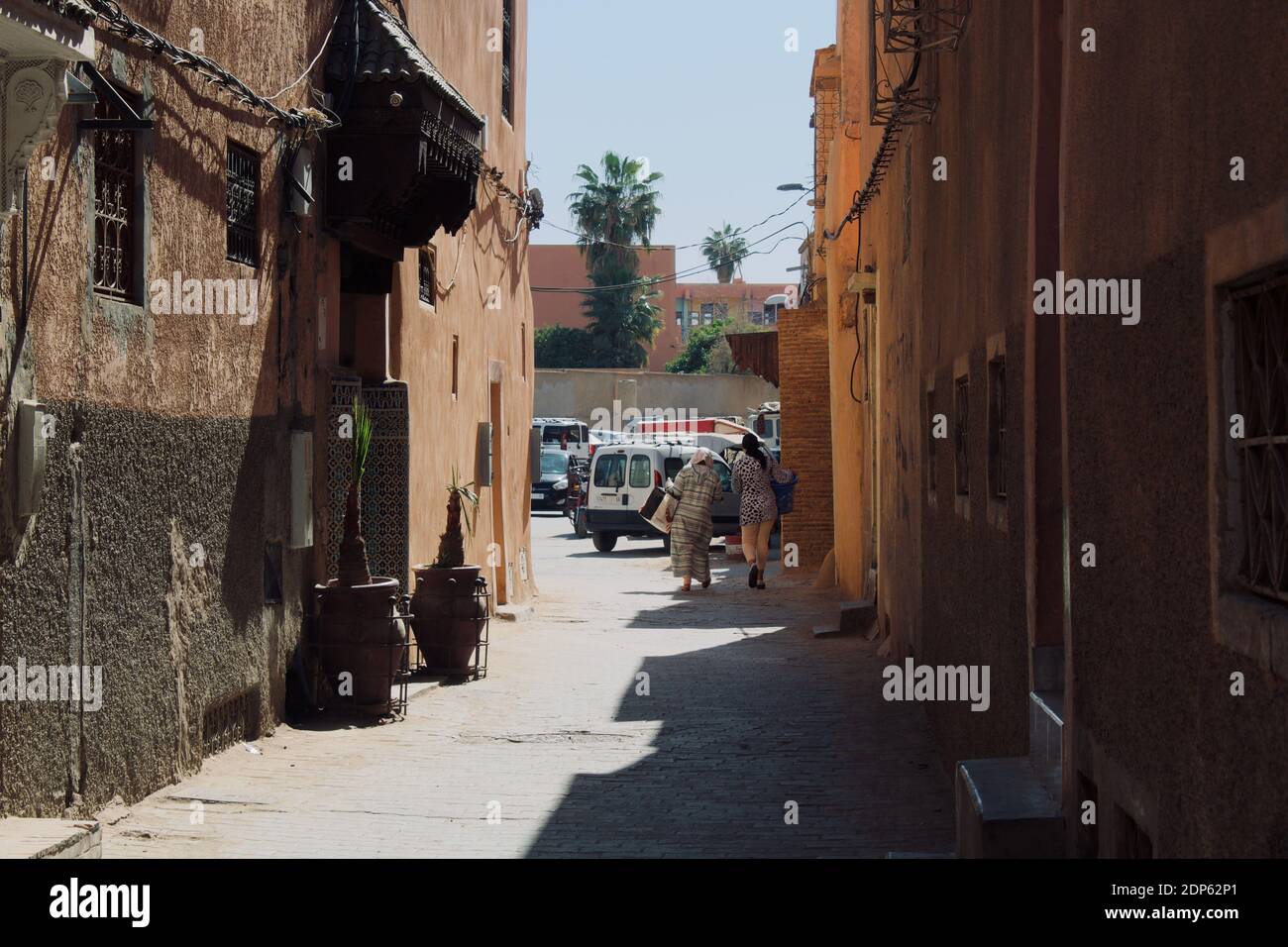 Marrakesch, Marokko - Februar 16 2020: Zwei Frauen gehen und tragen Kleidung in den Straßen von Marrakesch. Stockfoto