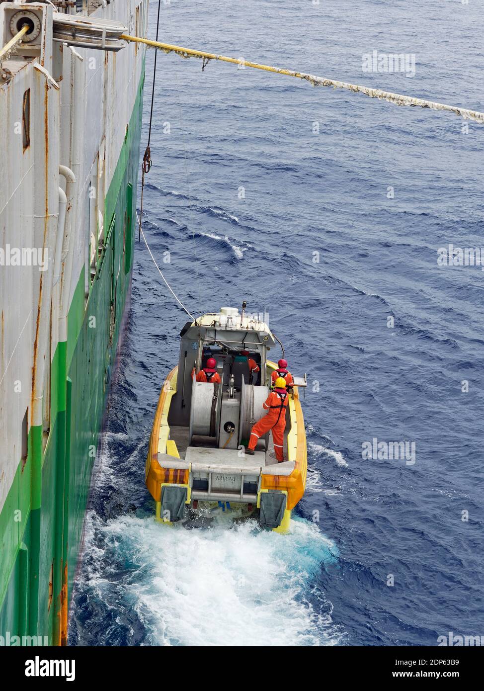 Die Besatzung eines seismischen Schiffes im Südatlantik im Wasser und immer noch auf der Malerlinie erwärmt ihre Motoren, bevor sie auf eine Mission aufbrechen. Stockfoto