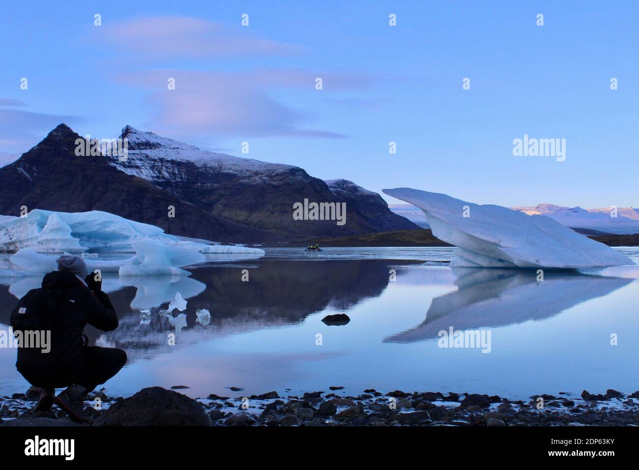 Mann, der ein Foto vom Jokulsarlon See in Island gemacht hat Stockfoto