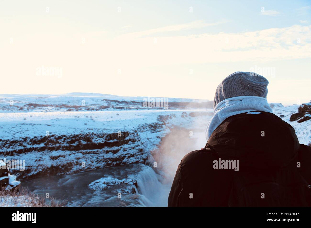 Mann beim Gullfoss Wasserfall in Island Stockfoto