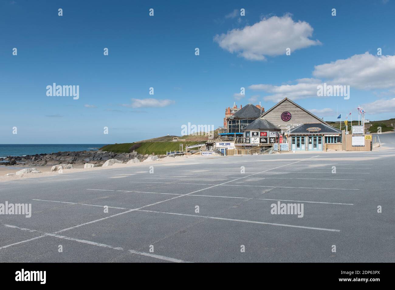 Ein normalerweise sehr verkehrsreiches Parkhaus bei Fistral in Newquay ist aufgrund der Covid 19 Coronavirus-Beschränkungen nun völlig verlassen. Stockfoto