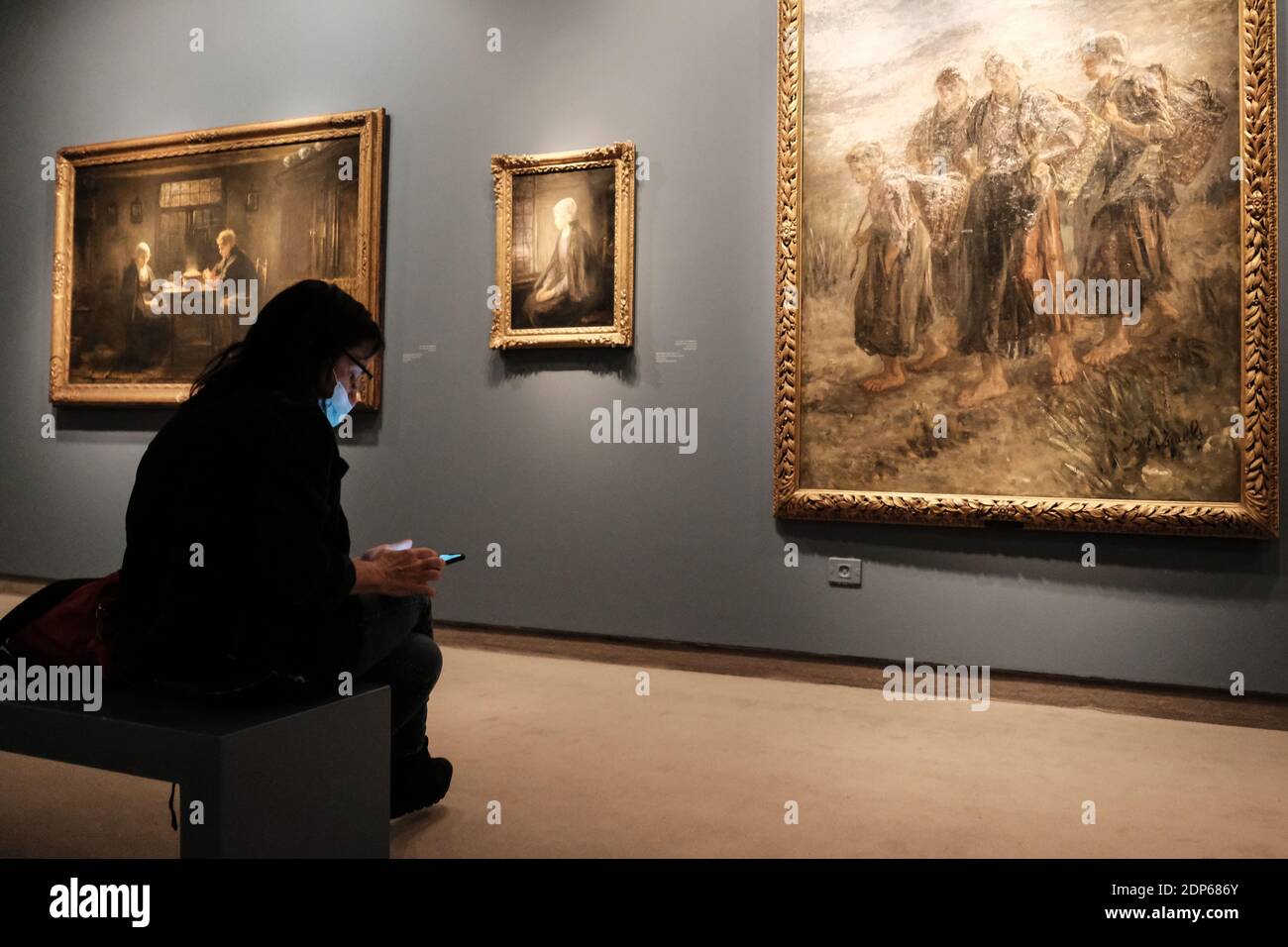 Jerusalem, Israel. Dezember 2020. Im Israel Museum in Jerusalem erleben Besucher Kunst und Kultur. Wegen COVID-19-Beschränkungen für einen längeren Zeitraum geschlossen, hat eine Spende von 4 Millionen Dollar Museumsmitarbeiter vor Arbeitslosigkeit und Lohnkürzungen bewahrt. Das Museum ist erst seit Ende November geöffnet und sieht sich der Unvermeidlichkeit neuer Beschränkungen des öffentlichen Lebens und der Wiederverlobung gegenüber. Israel kämpft mit einem Anstieg neuer Coronavirus-Fälle, da Vorbereitungen für die Pfizer-Impfung morgen, den 20. Dezember 2020, laufen. Kredit: Nir Alon/Alamy Live Nachrichten Stockfoto