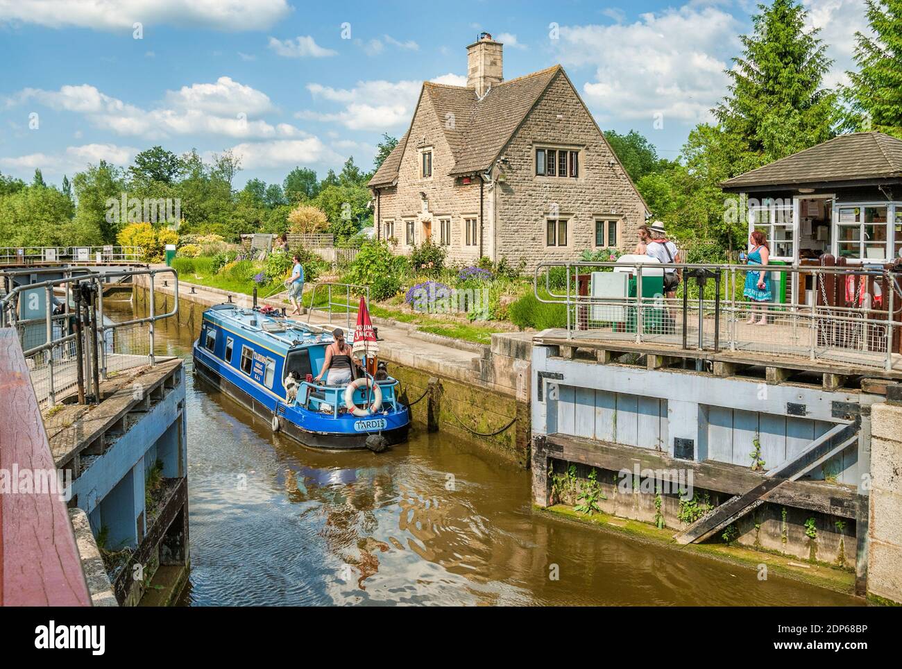 Narrowboat passiert Iffley Lock auf der Themse in der Nähe von Oxford, Oxfordshire, England Stockfoto