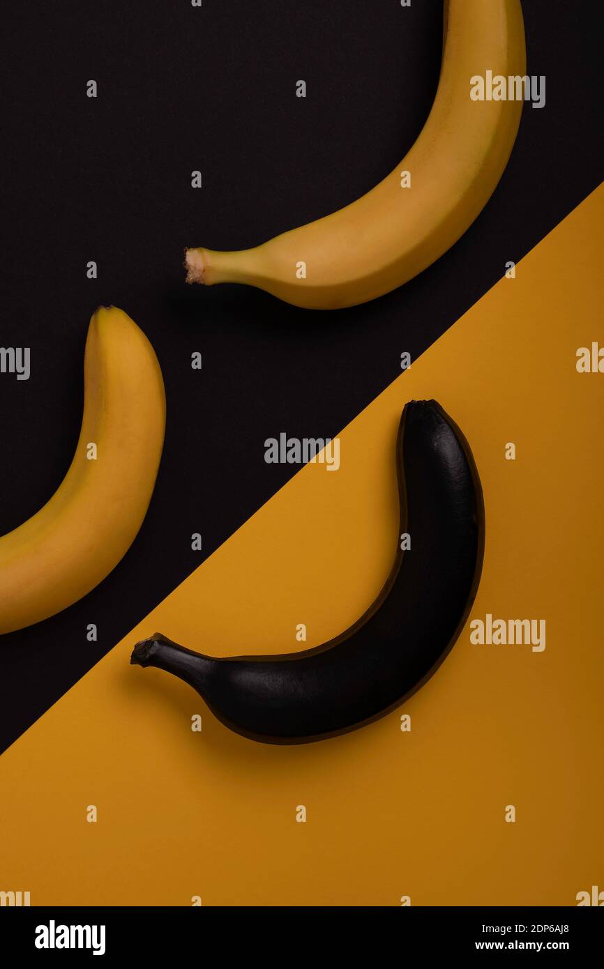 Schwarze und gelbe Bananen Muster in einer Reihe Stockfoto