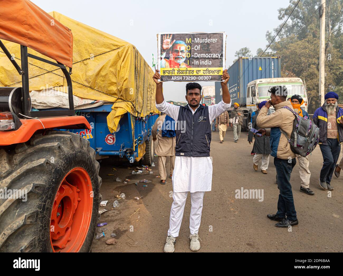 Anti-Regierung-Slogans von Jugendlichen an der Proteststelle delhi Grenze geschrieben. Stockfoto