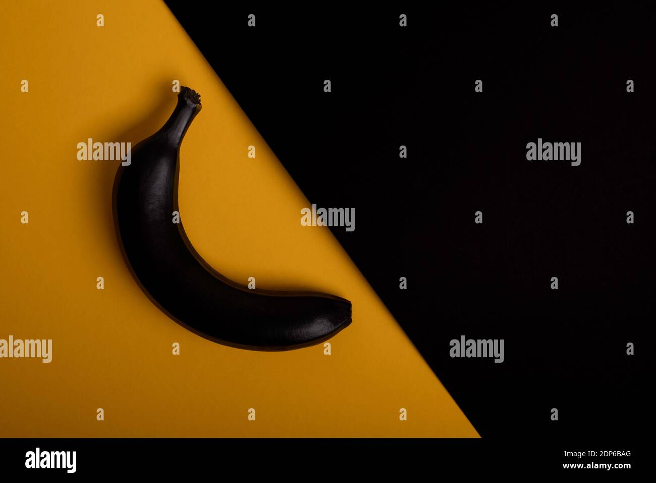 Schwarze Banane auf gelbem Hintergrund Stockfoto
