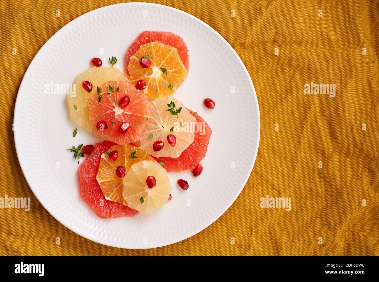 Helle Mischung aus Zitrusfrüchten. Salat aus gemischter, runder Scheiben roter und weißer Grapefruit Stockfoto