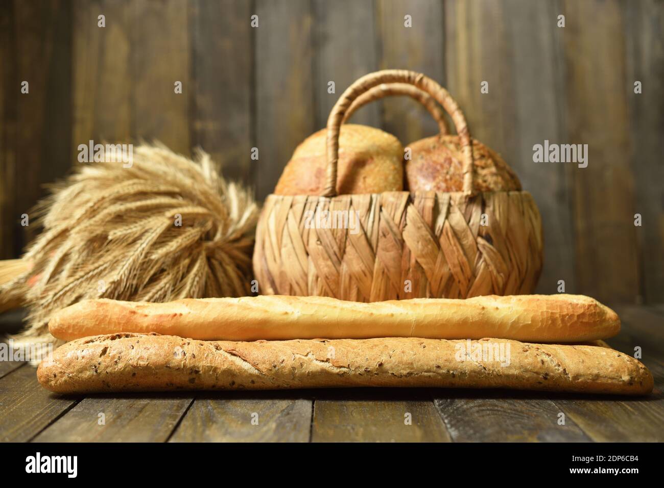 Sortiment Brote mit langem französischem Baguette und Korb mit rund Brot Stockfoto