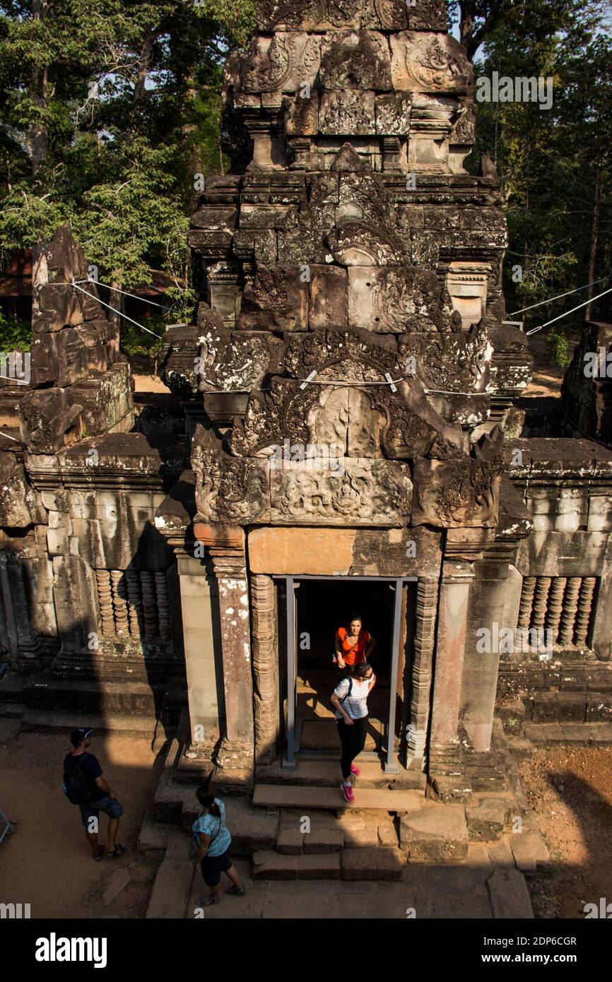 KHM SOCIÉTÉ TOURISME AUX TEMPELS DE ANGKOR Avant de devenir une Attraction touristique, la