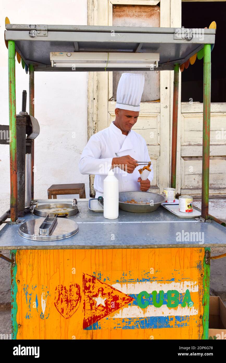 Mann, der Churros verkauft, Trinidad, Kuba Stockfoto