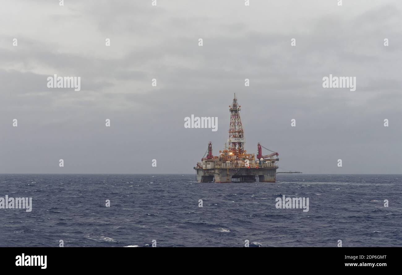 Die Alpha Star Bohranlage vor Ort auf dem Albacora Feld vor Brasilien im Südatlantik an einem grauen Abend bei frischem Wetter. Stockfoto