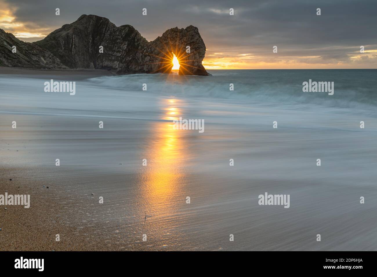 Durdle Door Sonnenaufgang an der Jurassic Küste, Dorset. VEREINIGTES KÖNIGREICH Stockfoto