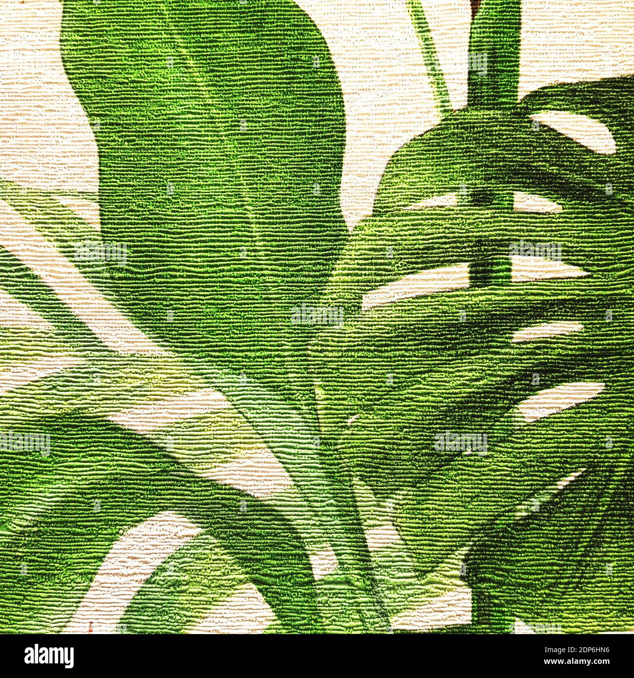 Weiße Keramikfliese mit grünem tropischem Blattmuster für Wand- und Bodendekoration. Betonstein Oberfläche Hintergrund. Botanische Textur mit floralem Muster Stockfoto