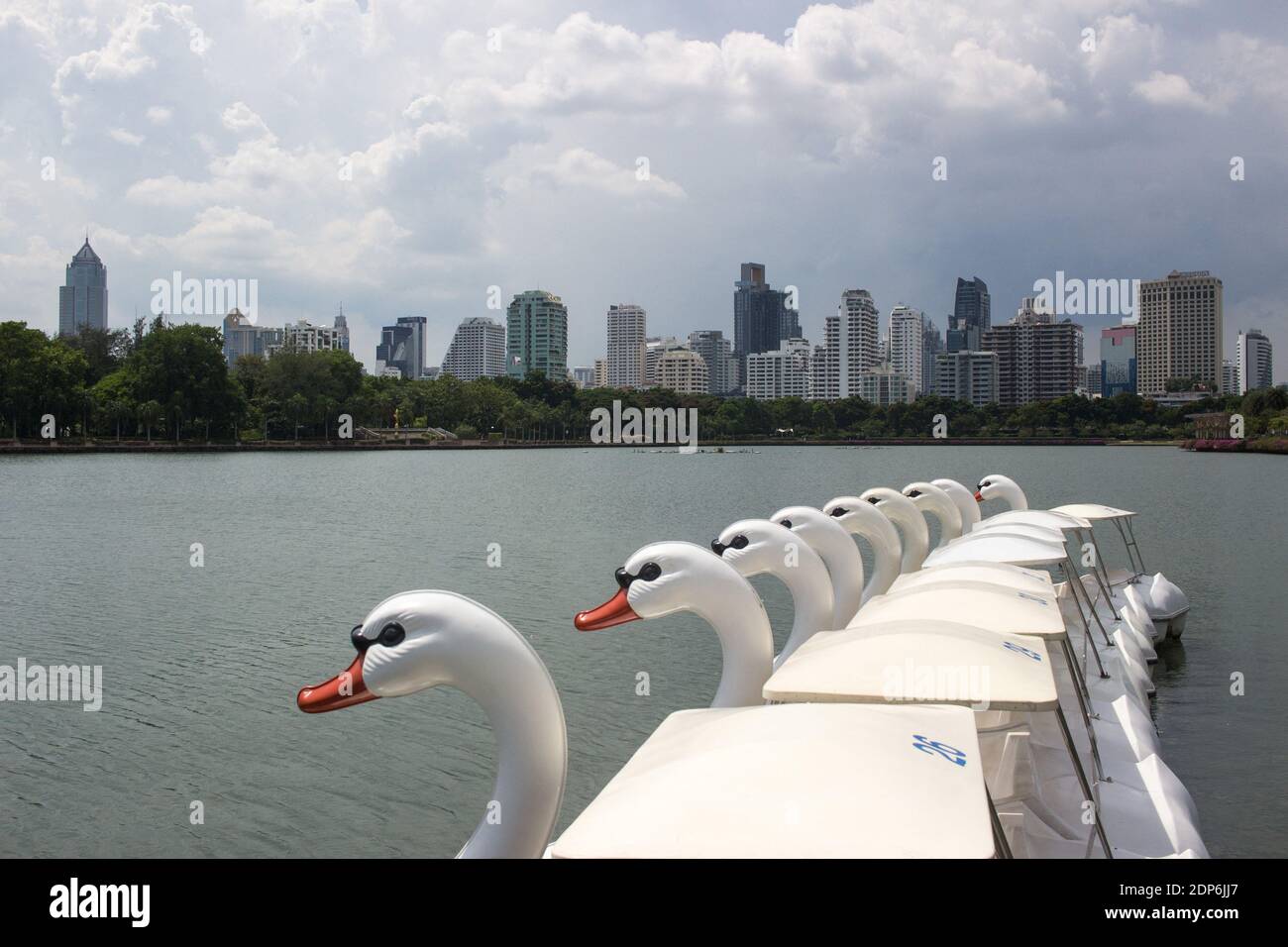 THAILANDE - LA CITÉ DES ANGES Symbole du développement de la péninsule indochinoise, la modernité atteint son apogée à Bangkok. Il y a d’innombrables Stockfoto