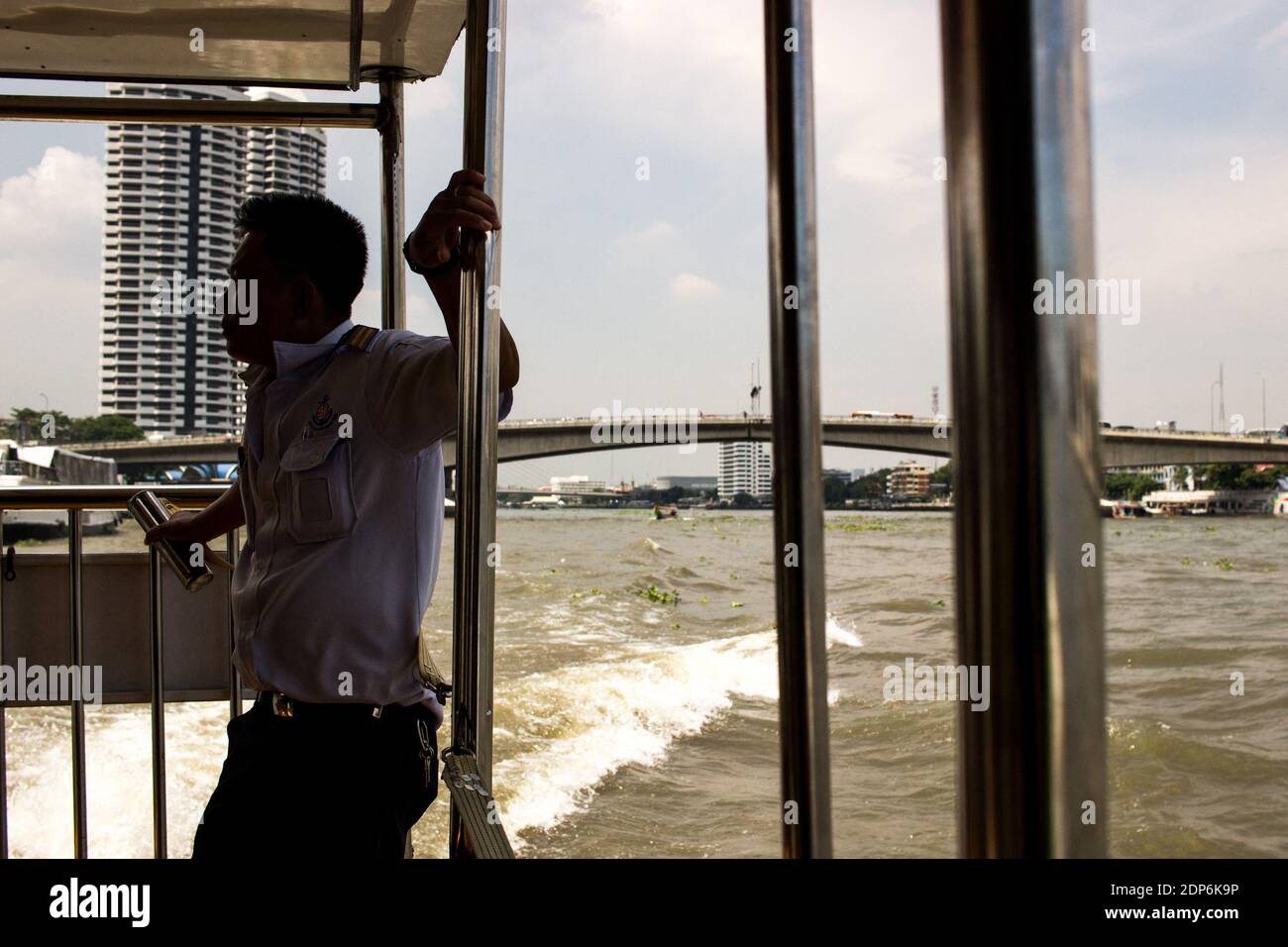 THAILANDE - LA CITÉ DES ANGES Symbole du développement de la péninsule indochinoise, la modernité atteint son apogée à Bangkok. Il y a d’innombrables Stockfoto