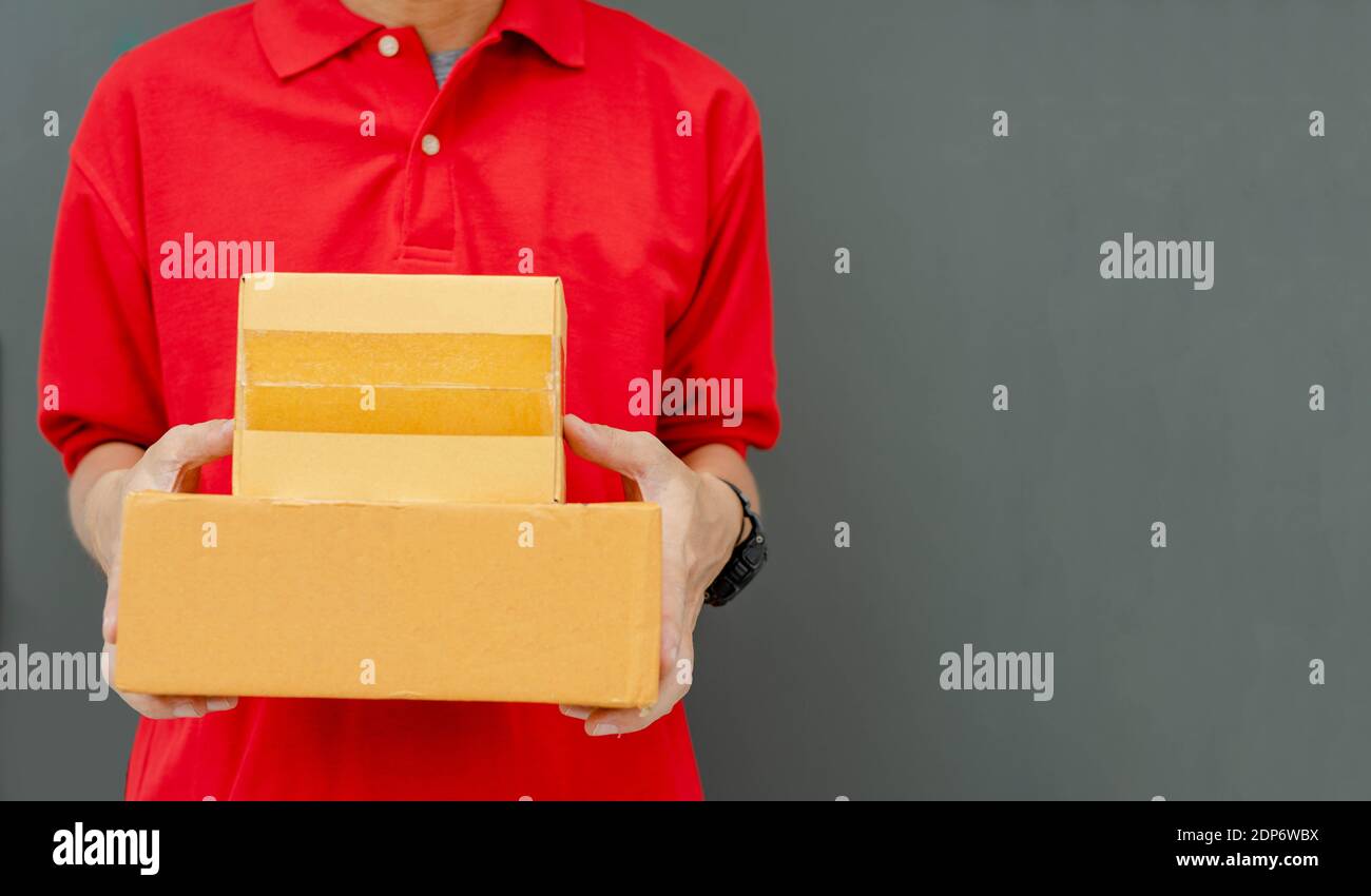 Der Absender im roten Gerät sendet die Paketbox an den Empfänger zu Hause,  liefert schnell Pakete an Empfänger, komplette Produkte, beeindruckende  Services Stockfotografie - Alamy