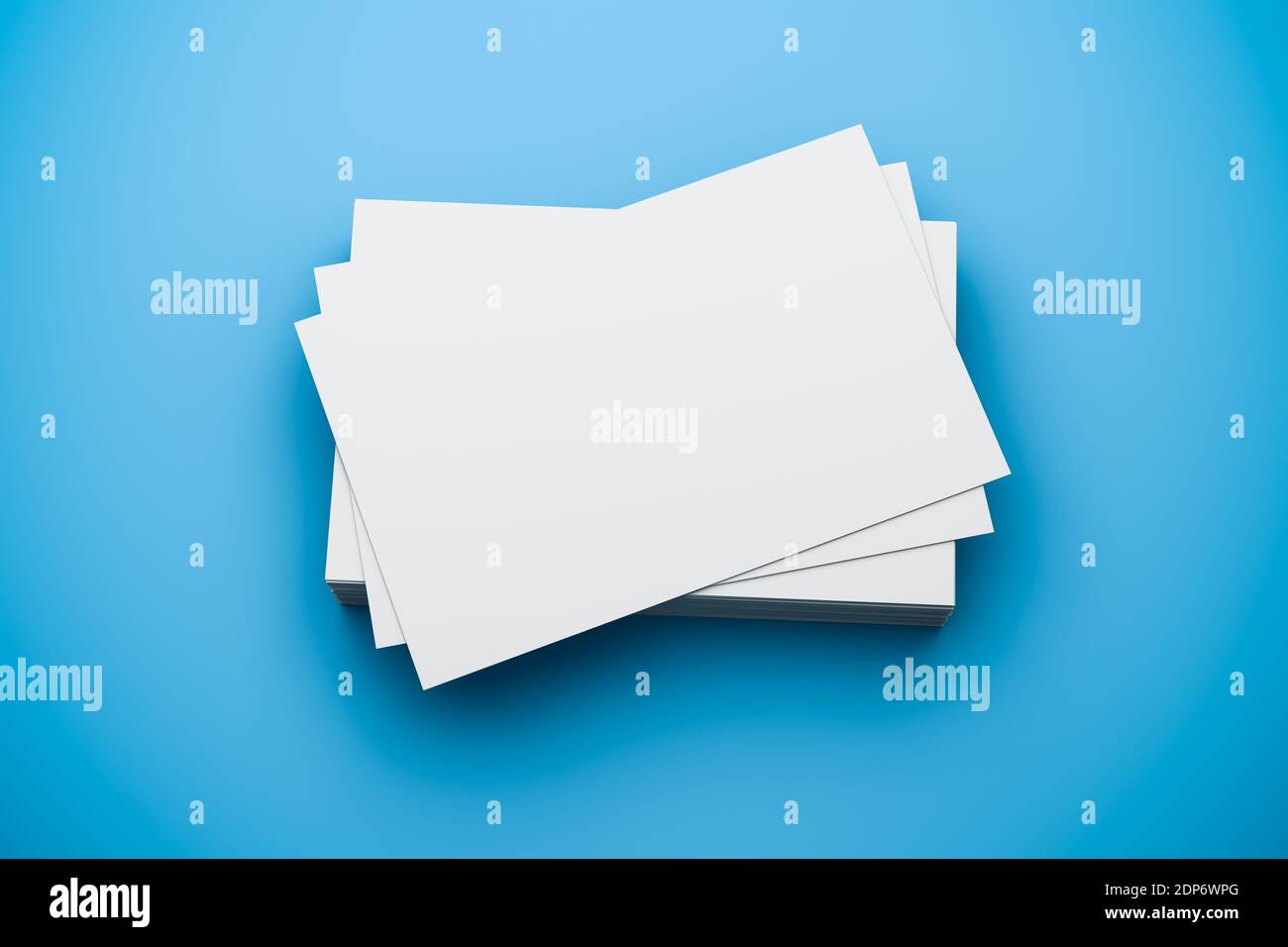 Visitenkartenmockup. Mehrere leere Visitenkarten auf einem Stapel auf blauem Hintergrund Stockfoto
