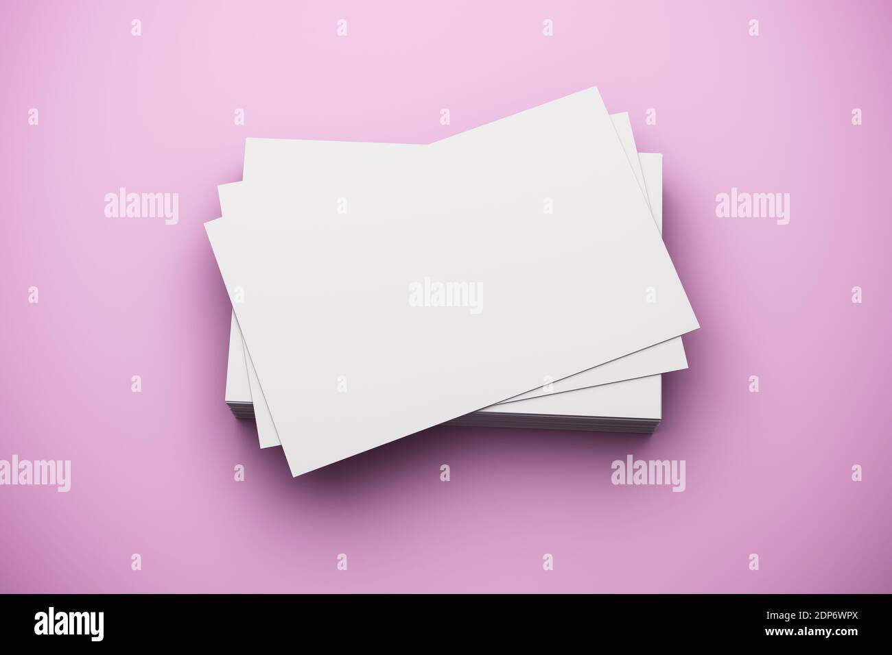 Visitenkartenmockup. Mehrere leere Visitenkarten auf einem Stapel auf einem rosa Hintergrund. Stockfoto