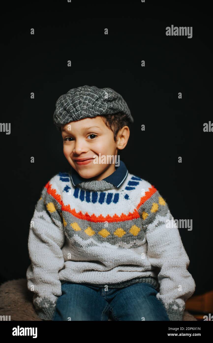 studio Porträt von niedlichen schwarzen Jungen lächelnd Stockfoto