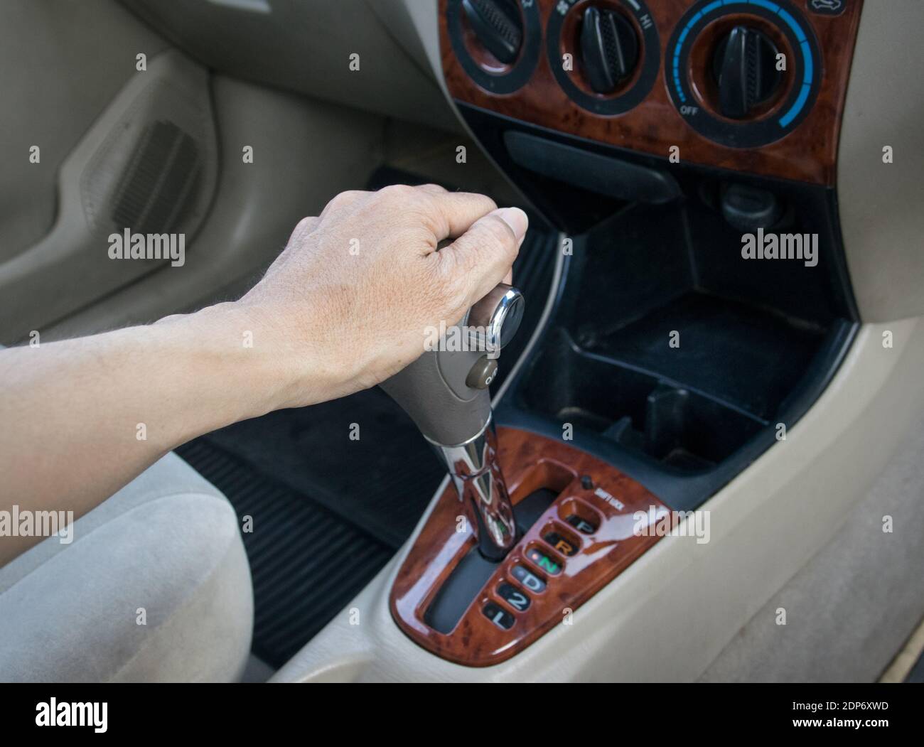 Hand auf automatische Gangschaltung, Mann hand schalten eine automatische  Auto Stockfotografie - Alamy