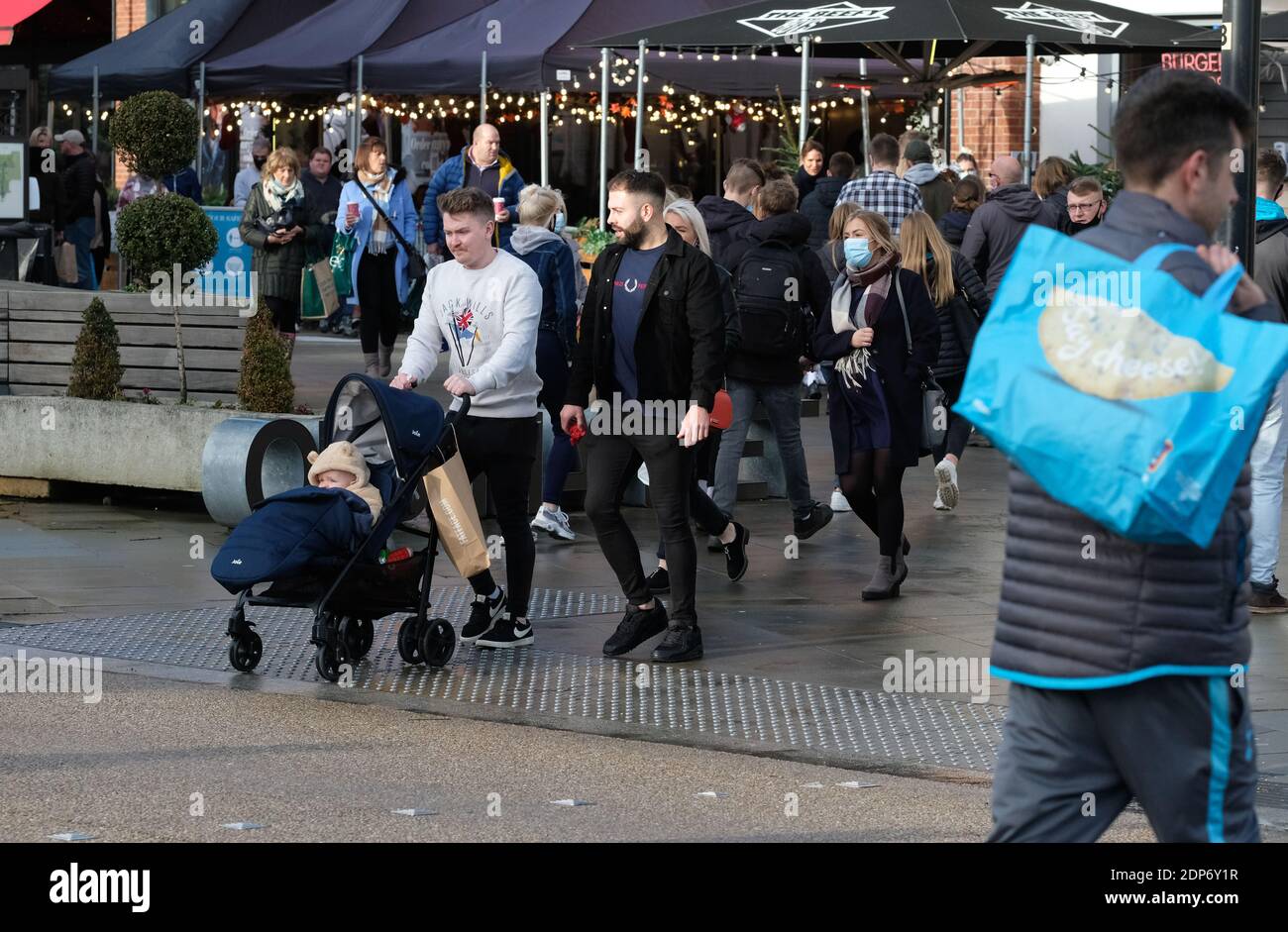 Hereford, Herefordshire - Samstag, 19. Dezember 2020 - Leute unterwegs am Tag eine der reduzierten Tier-1-Regeln in Hereford - die Grafschaft Herefordshire hat sich nun von Tier-2-Beschränkungen entfernt. Foto Steven May / Alamy Live News Stockfoto