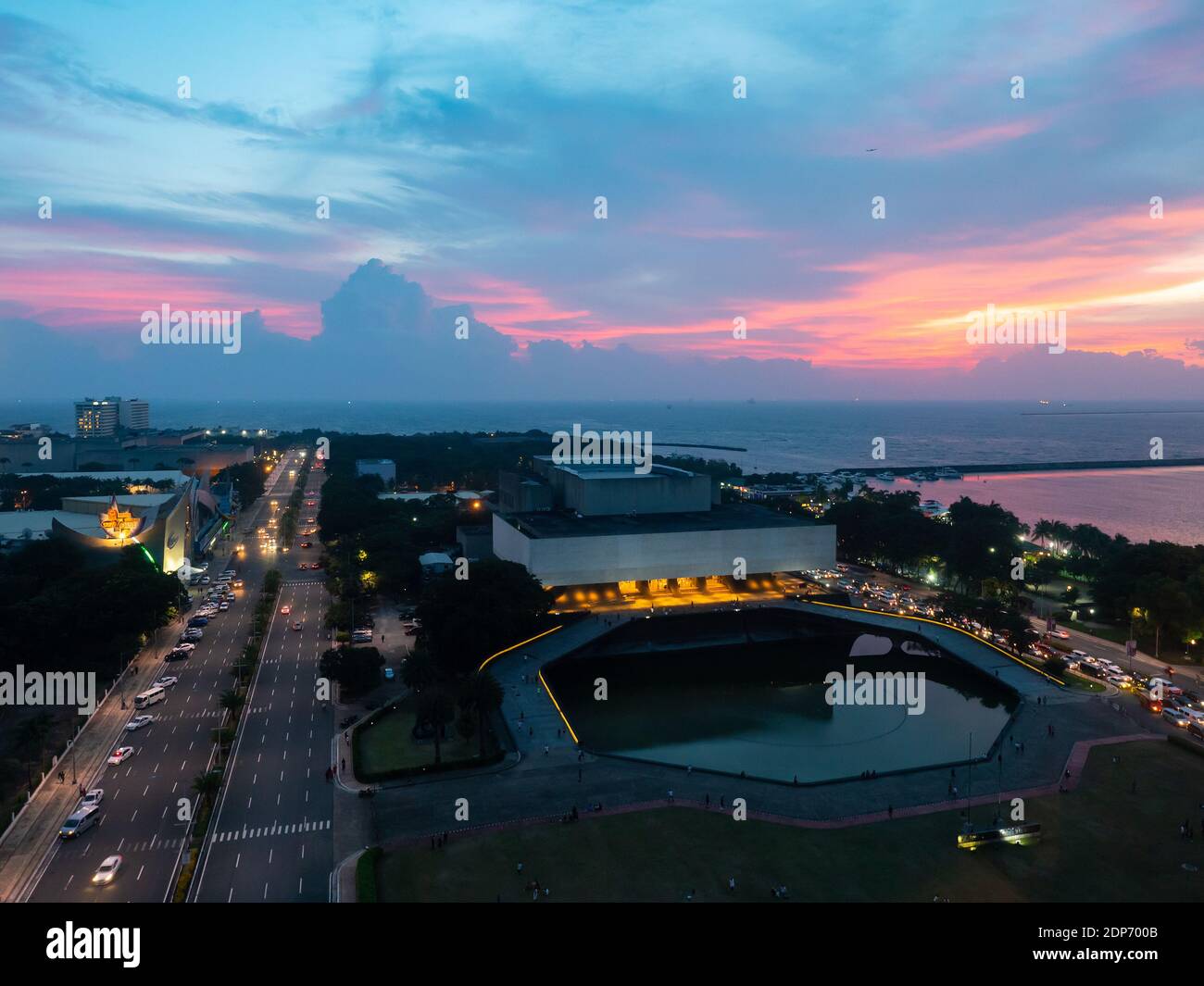Tanghalang Pambansa, das Nationaltheater, ein Teil des Kulturzentrums der Philippinen, bei Sonnenuntergang mit Manila Bay im Hintergrund. Das Theater Stockfoto