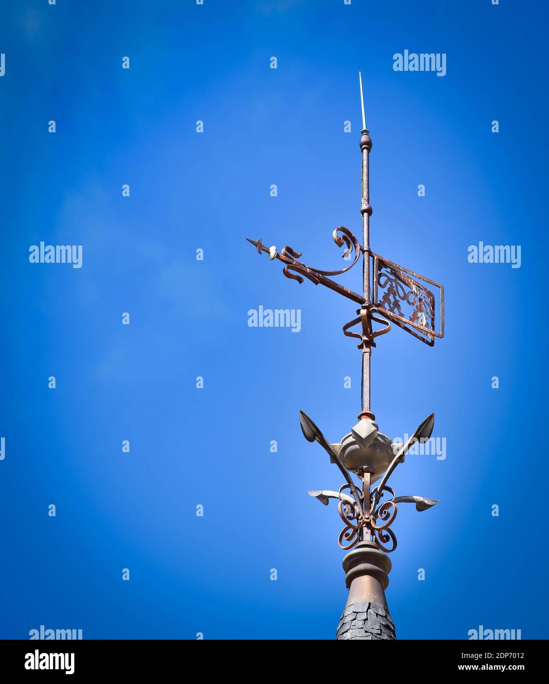 Eine vertikale Aufnahme einer Wetterfahne in Astorga, Spanien Stockfoto