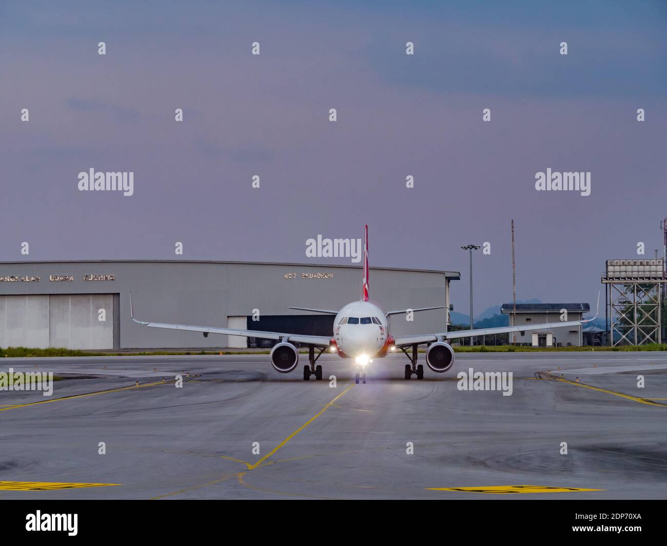 Air Asia Airbus A320 bei Ankunft am Kuching International Airport in